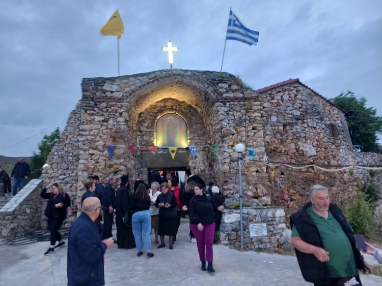Πλήθος πιστών στο Παρεκκλήσιο του Προφήτη Ηλία στον Παλαιόπυργο για τον εορτασμό του Αγίου Αχιλλείου (ΦΩΤΟ)