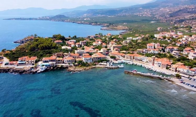 Τέσσερα παραθαλάσσια «διαμάντια» στην Πελοπόννησο για διακοπές δίπλα στο κύμα