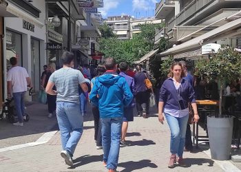 Ασφυκτικά γεμάτη από κόσμο η αγορά των Τρικάλων την Μεγάλη Παρασκευή