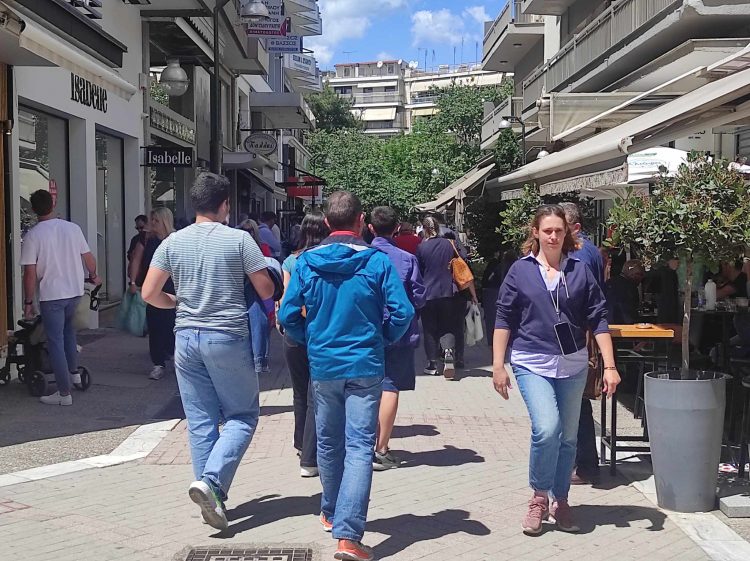 Ασφυκτικά γεμάτη από κόσμο η αγορά των Τρικάλων την Μεγάλη Παρασκευή