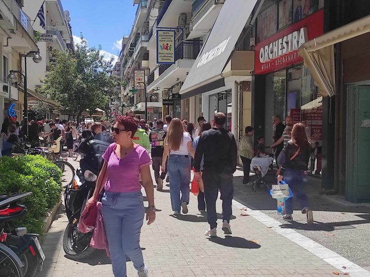 Ασφυκτικά γεμάτη από κόσμο η αγορά των Τρικάλων την Μεγάλη Παρασκευή