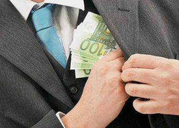 Σε αργία 6 υπάλληλοι της Περιφέρειας Θεσσαλίας με την κατηγορία του χρηματισμού