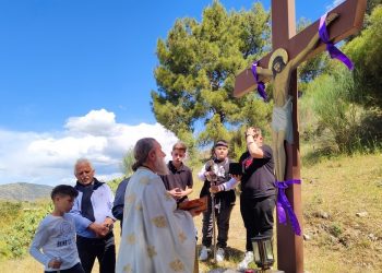 Με θρησκευτική κατάνυξη η Σταύρωση και η Αποκαθήλωση του Σώματος του Χριστού στο λόφο της Φαρκαδόνας