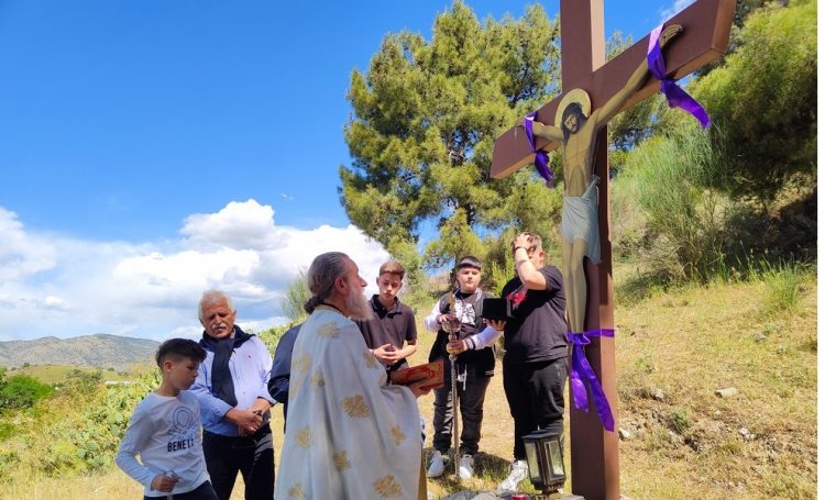 Με θρησκευτική κατάνυξη η Σταύρωση και η Αποκαθήλωση του Σώματος του Χριστού στο λόφο της Φαρκαδόνας
