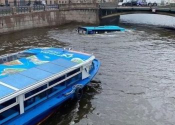 Αγία Πετρούπολη: Λεωφορείο γεμάτο επιβάτες έπεσε σε ποτάμι – Σοκαριστικό βίντεο