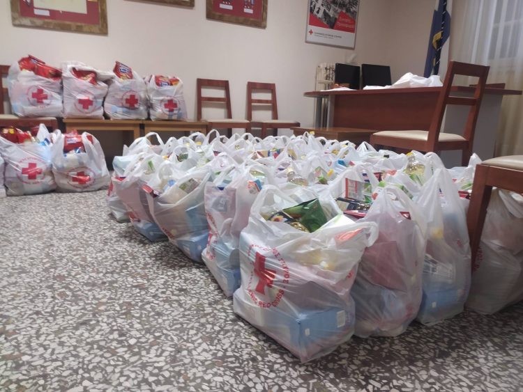 Δέματα αγάπης από τον Ερυθρό Σταυρό Τρικάλων