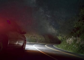 Βγαίνει στο δρόμο τη νύχτα ντυμένος αρχαίος Έλληνας με ρόπαλο