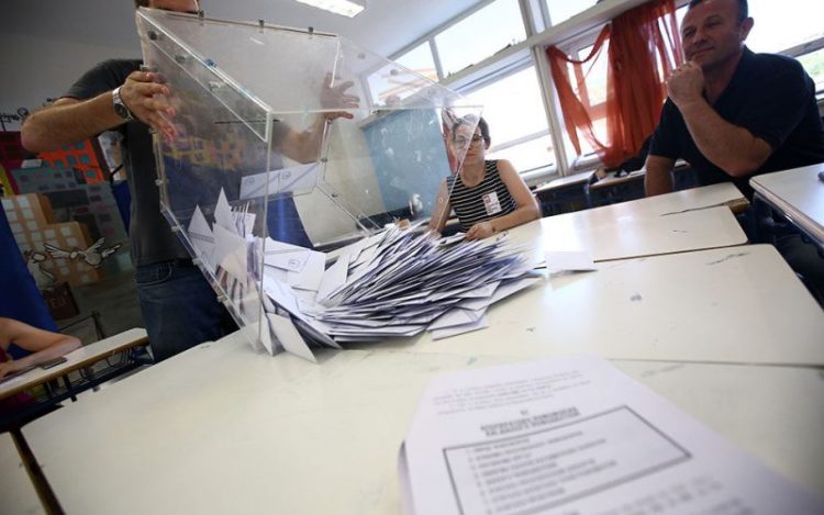 Άρχισαν να παραλαμβάνουν τα ειδοποιητήρια οι κληρωθέντες των εφορευτικών επιτροπών