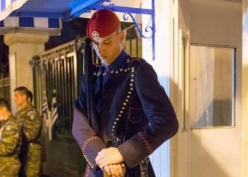 Επιτάφιος: Η μοναδική στιγμή που ο Εύζωνας σκύβει το κεφάλι