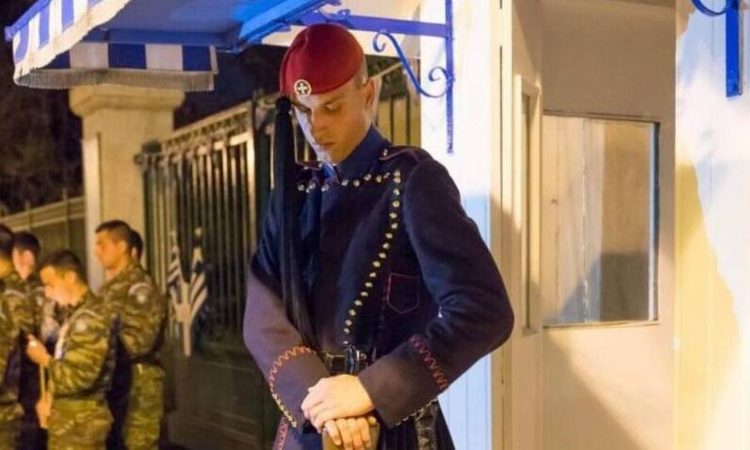 Επιτάφιος: Η μοναδική στιγμή που ο Εύζωνας σκύβει το κεφάλι