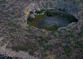 Η άγνωστη βυθισμένη γέφυρα της Ελλάδας και ο κρατήρας με τα νούφαρα