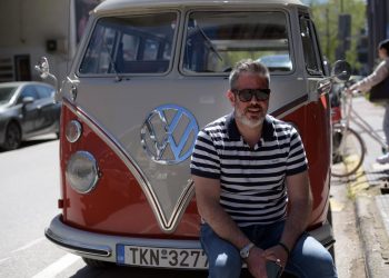 Ταξίδι στο χρόνο… Το μοναδικό στην Ελλάδα VW T1 Splitscreen Devon Caravette (1967») κυκλοφορεί στα Τρίκαλα | Συνέντευξη με τον Γιάννη Καρανίκα