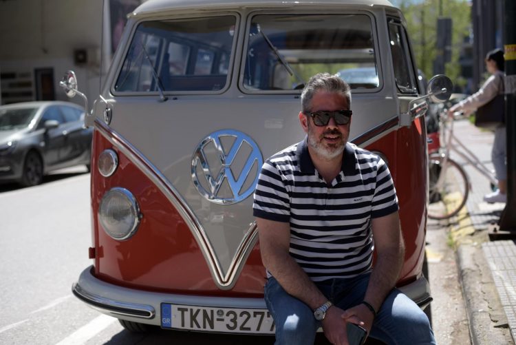 Ταξίδι στο χρόνο… Το μοναδικό στην Ελλάδα VW T1 Splitscreen Devon Caravette (1967») κυκλοφορεί στα Τρίκαλα | Συνέντευξη με τον Γιάννη Καρανίκα