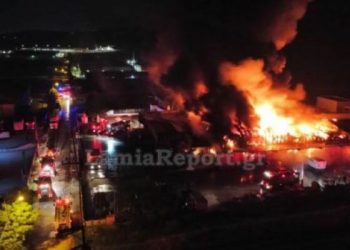 Κάηκαν ολοσχερώς οι εγκαταστάσεις της εταιρίας «Γιαννίτσης» στη Λαμία (ΒΙΝΤΕΟ) | Πρόκειται για την εταιρεία που είχε απασχολήσει την επικαιρότητα για την υπόθεση με τα σχολικά γεύματα