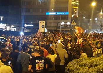 Πανηγυρισμοί φιλάθλων του Ολυμπιακού στα Τρίκαλα (video)