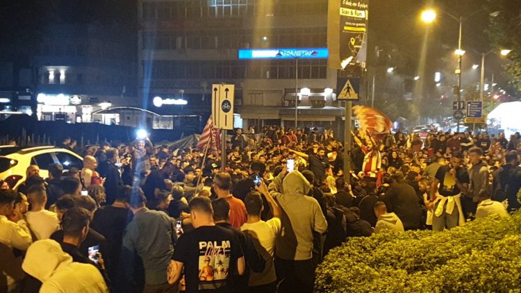 Πανηγυρισμοί φιλάθλων του Ολυμπιακού στα Τρίκαλα (video)