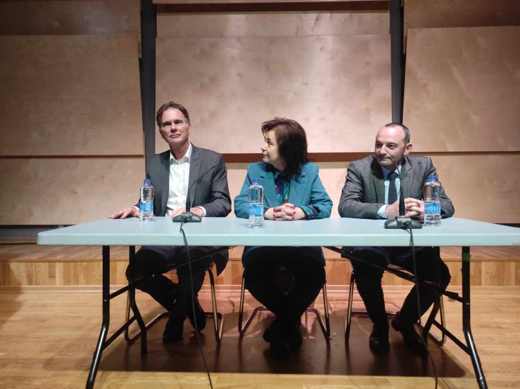 Στα Τρίκαλα και στην Φαρκαδόνα περιόδευσε ο Νίκος Παπανδρέου