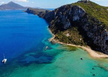 Σφακτηρία: Το άγνωστο ελληνικό νησί με την μακρά ιστορία και τις εξωτικές παραλίες
