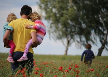 Τρίτεκνες οικογένειες: Πώς ο ισοσκελισμός επιδομάτων με τους πολύτεκνους θα βοηθήσει στο δημογραφικό