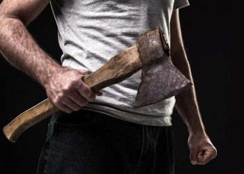 Τρόμος σε γειτονιά των Τρικάλων | Κάτοικος με τσεκούρι διέλυσε μηχανισμό αυλόπορτας γιατί τον ενοχλούσε ο θόρυβος