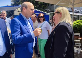 Φωτογραφικά στιγμιότυπα από τη βόλτα του Υπουργού Οικονομίας Κωστή Χατζηδάκη στο κέντρο των Τρικάλων