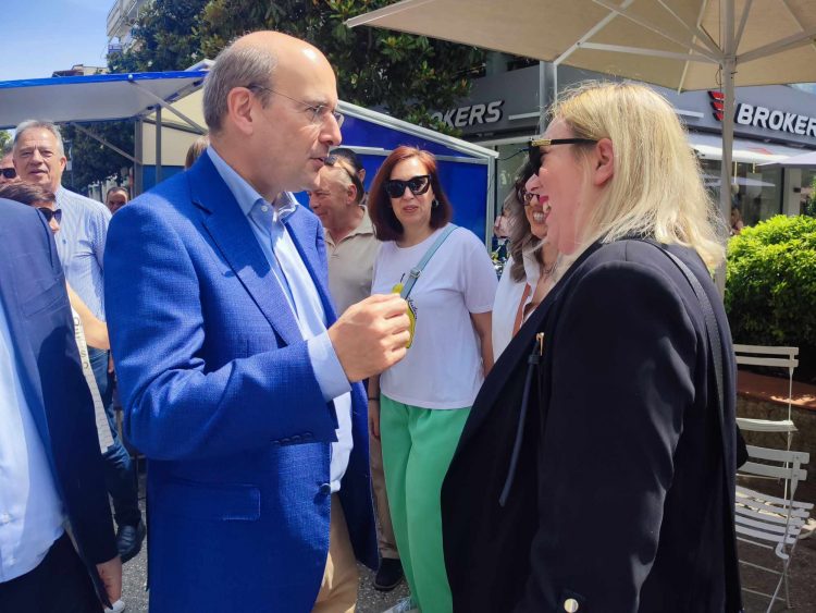 Φωτογραφικά στιγμιότυπα από τη βόλτα του Υπουργού Οικονομίας Κωστή Χατζηδάκη στο κέντρο των Τρικάλων