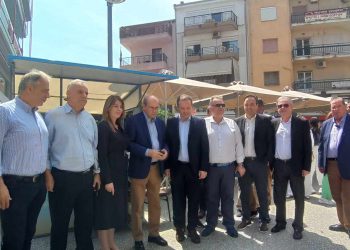 Στο εκλογικό περίπτερο της ΝΔ ο Κωστής Χατζηδάκης