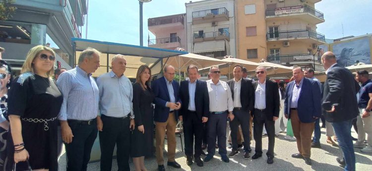 Στο εκλογικό περίπτερο της ΝΔ ο Κωστής Χατζηδάκης