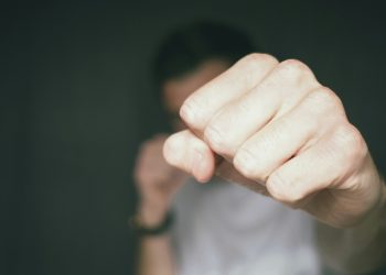 Σπάρτη: Απήγαγαν 17χρονο μπροστά στα μάτια της μητέρας τους – Τον «σάπισαν» στο ξύλο