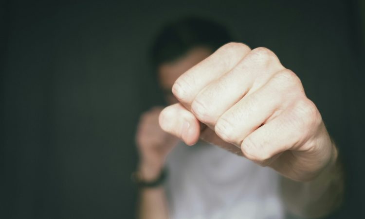 Σπάρτη: Απήγαγαν 17χρονο μπροστά στα μάτια της μητέρας τους – Τον «σάπισαν» στο ξύλο