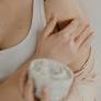 DIY: Φτιάξε μόνη σου αντιοξειδωτικό body scrub με πράσινο τσάι