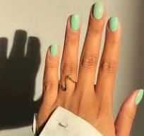 4 χρώματα στο manicure που επιλέγουν όλα τα it girls και ταιριάζουν με όλα τα summer outfits