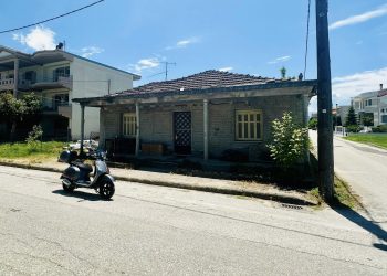 Πωλείται γωνιακή μονοκατοικία πίσω από το γήπεδο Μπάρας