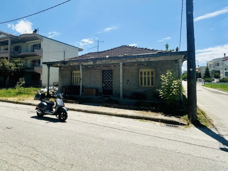 Πωλείται γωνιακή μονοκατοικία πίσω από το γήπεδο Μπάρας