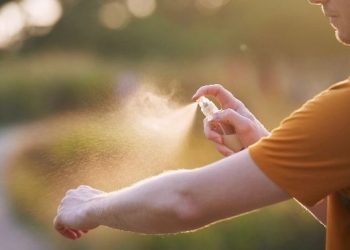 Γιατί τα κουνούπια τσιμπούν μερικούς ανθρώπους περισσότερο από άλλους; Η επιστήμη το εξηγεί