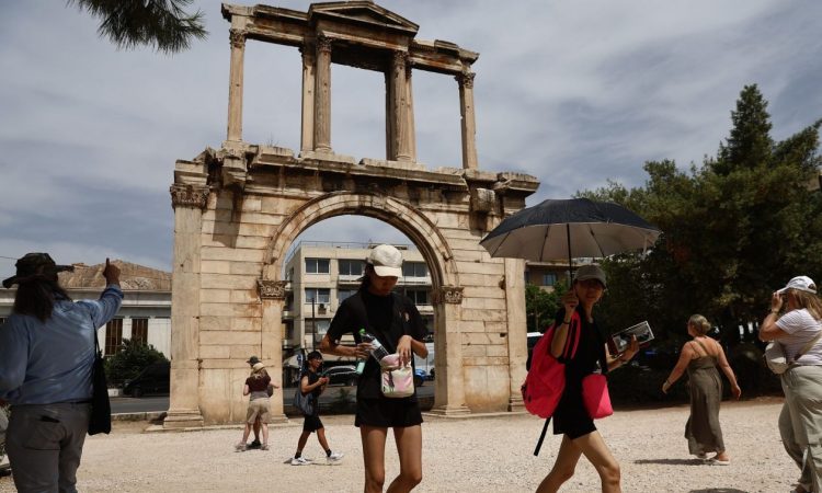 Καιρός: «Καμίνι» η χώρα μέχρι την Δευτέρα με 40άρια – Αλλάζει το σκηνικό από Τρίτη