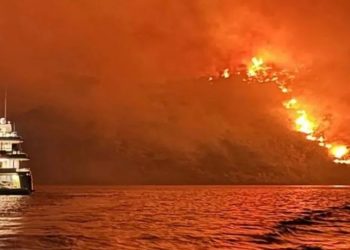 Οργή στην Ύδρα για τη φωτιά από πυροτεχνήματα που έριξαν από σκάφος