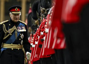 Ο βασιλιάς Κάρολος παρουσίασε τα νέα χρώματα της ιρλανδικής φρουράς λίγο πριν το Trooping the Colour