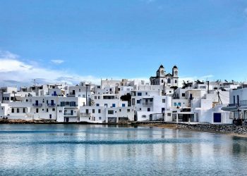Πάρος και Μήλος: Δύο νησιά των Κυκλάδων που «μαγεύουν» τους Βρετανούς