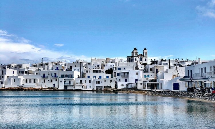 Πάρος και Μήλος: Δύο νησιά των Κυκλάδων που «μαγεύουν» τους Βρετανούς