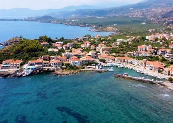 Τέσσερα παραθαλάσσια «διαμάντια» στην Πελοπόννησο για διακοπές δίπλα στο κύμα