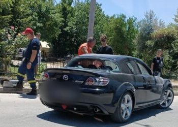 Αυτοκίνητο έπεσε σε μαντρότοιχο κατοικίας στην οδό Πύλης