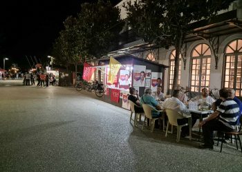 Συγκρατημένα και χαλαρά, με προβληματισμό και συζητήσεις τα αποτελέσματα στα περίπτερα των κομμάτων