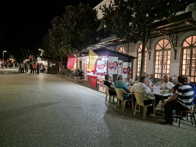 Συγκρατημένα και χαλαρά, με προβληματισμό και συζητήσεις τα αποτελέσματα στα περίπτερα των κομμάτων