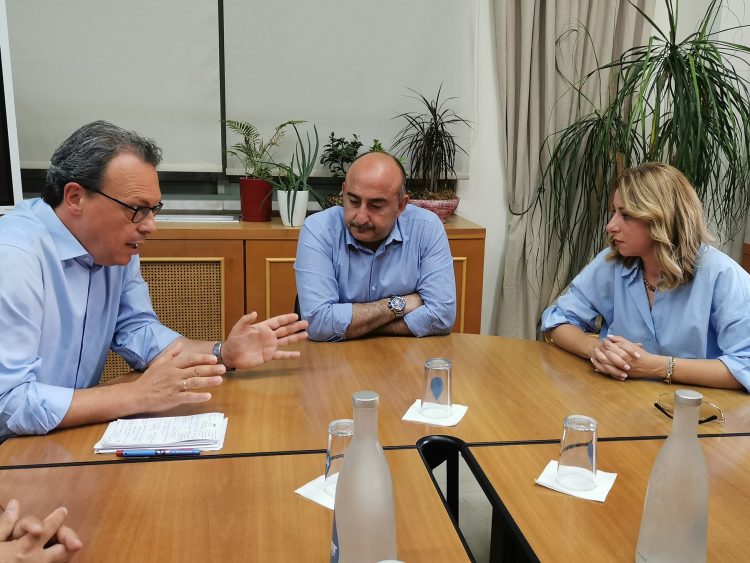 Πλημμύρες, ΔΕΥΑ, ενεργειακό στη συνάντηση Σακκά – Φάμελλου