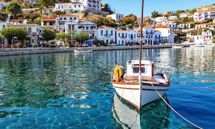 Ποιοι προορισμοί «βουλιάζουν» το τριήμερο του Αγίου Πνεύματος