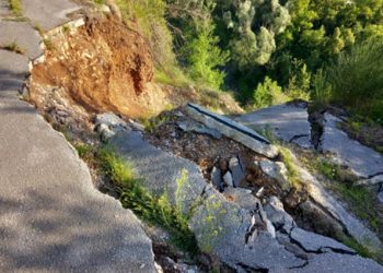Τάσος Τσιαπλές: «Βομβαρδισμένο» τοπίο παραμένει το οδικό δίκτυο προς Κρανιά Ασπροποτάμου, 9 μήνες μετά τις πλημμύρες