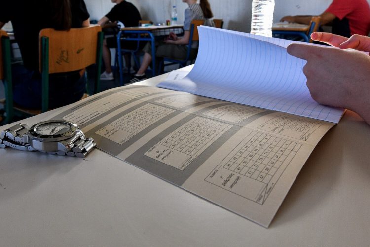 Περίπου 8.000 γραπτά μεταφέρθηκαν και βαθμολογούνται στα Τρίκαλα στο 49ο Βαθμολογικό Κέντρο Τρικάλων
