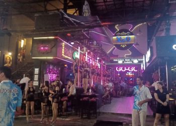ΠΑΤΟΝΓΚ | Βόλτα στη διάσημη Bangla Road με τα go go bars και την “εκρηκτική” νυχτερινή ζωή | ΠΟΥΚΕΤ | Ταϊλάνδη