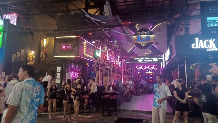 ΠΑΤΟΝΓΚ | Βόλτα στη διάσημη Bangla Road με τα go go bars και την “εκρηκτική” νυχτερινή ζωή | ΠΟΥΚΕΤ | Ταϊλάνδη